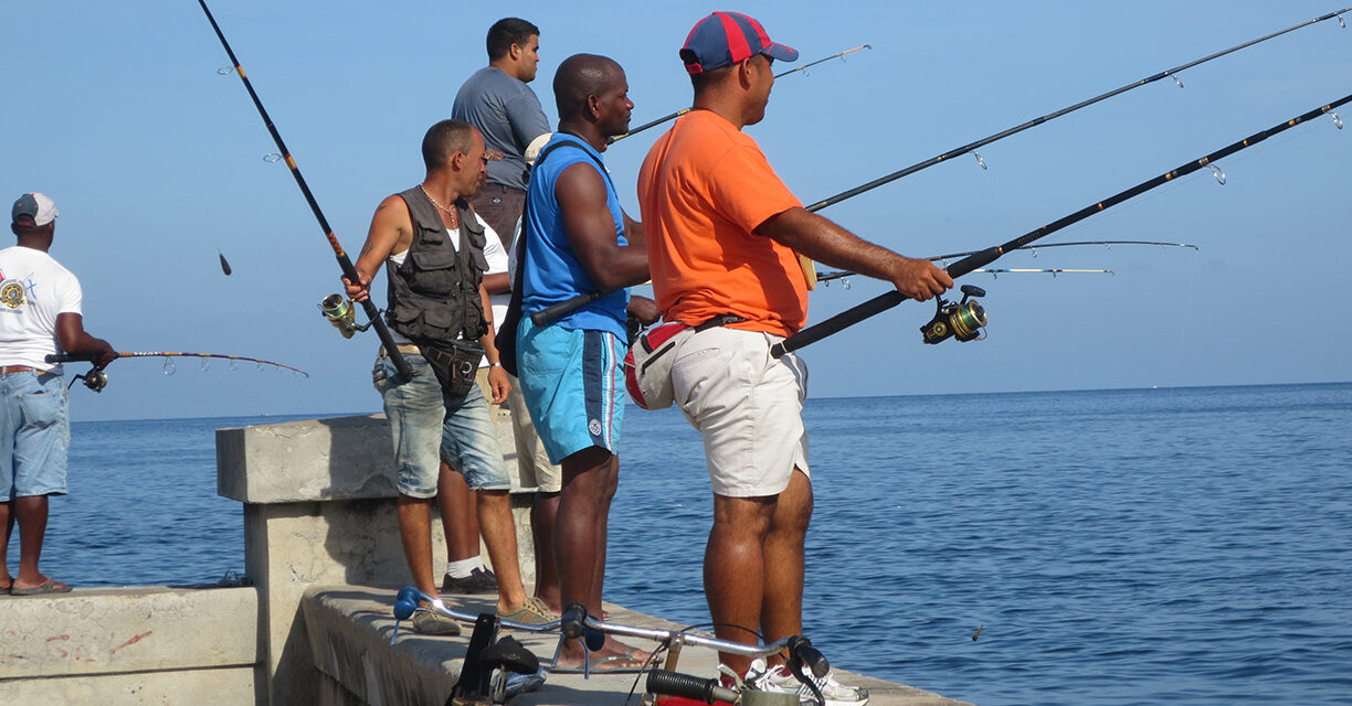 Entre el hambre y el mar: sobrevivir en el Malecón habanero
