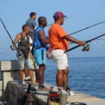 Entre el hambre y el mar: sobrevivir en el Malecón habanero